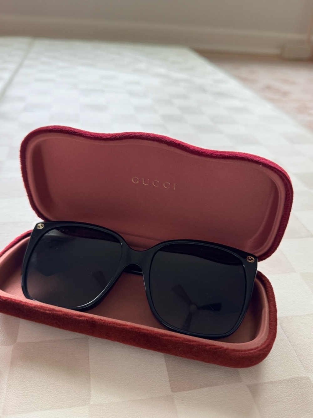 Gucci Black Women's Sunglasses with Gray Gradient Lenses - Picture 4 of 6